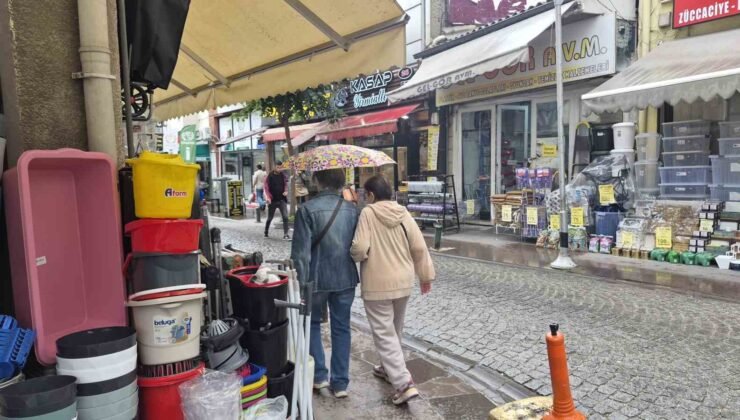 Gün boyu havanın sıcak olduğu Eskişehir’de yağışlar etkisini gösterdi