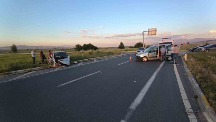 Hafif ticari araçların çarpıştığı kazada 8 kişi yaralandı