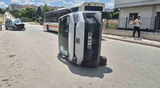 Hafif ticarinin çarptığı PTT aracı yan devrildi