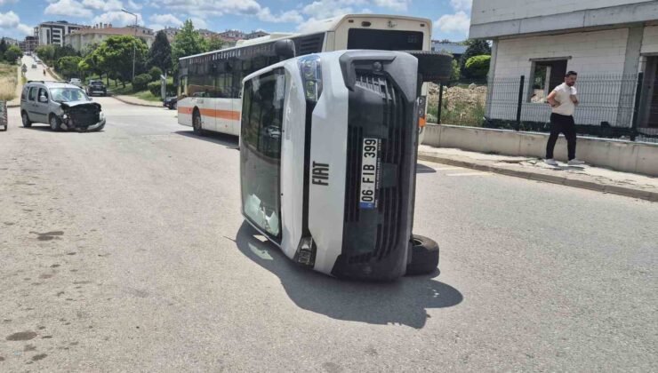Hafif ticarinin çarptığı PTT aracı yan devrildi