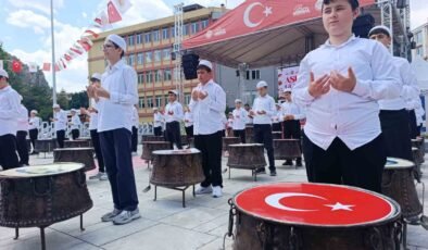 Hatimle pişirilen aşureler vatandaşlara dağıtıldı