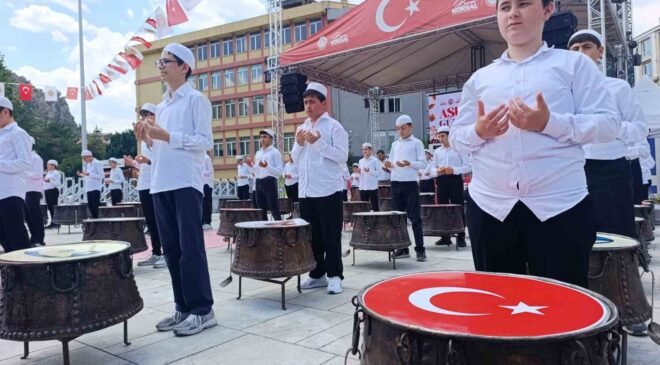Hatimle pişirilen aşureler vatandaşlara dağıtıldı