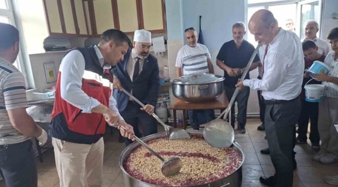 Hisarcık Kutluhallar köyünde aşure geleneği sürdürülüyor