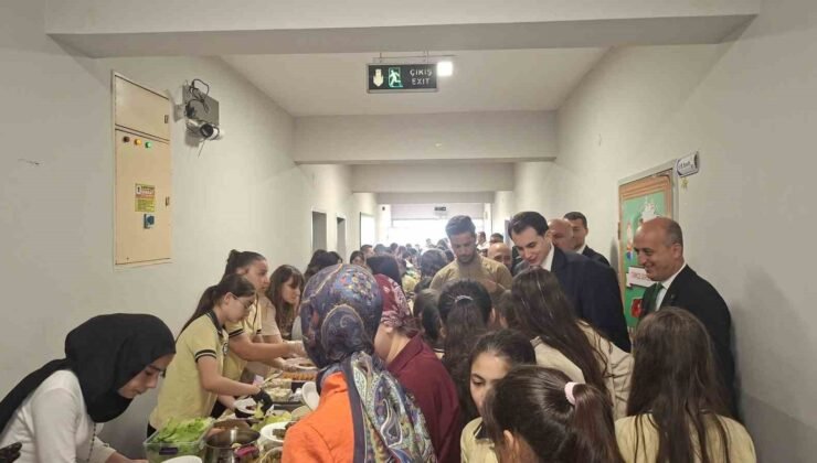 Hisarcık Şehitler Ortaokulu’nda yıl sonu hayır çarşısı yoğun ilgi gördü