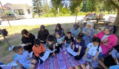 Hisarcık’ta öğrenci ile velilerin doğada kitap okuma etkinliği