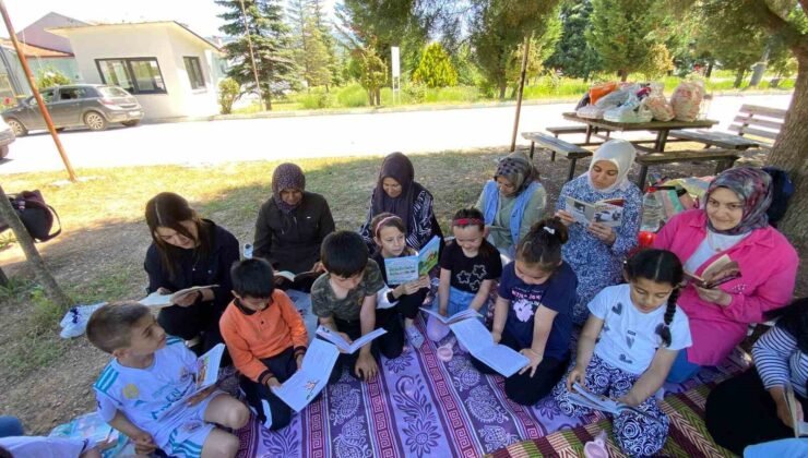 Hisarcık’ta öğrenci ile velilerin doğada kitap okuma etkinliği