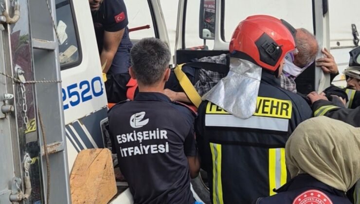 İki kamyonun karıştığı kazada sıkışan sürücüyü itfaiye ekipleri çıkardı