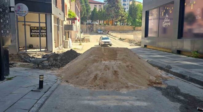 İnşaat çalışmasında 2 sokak kapanınca esnaf çileden çıktı