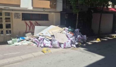 Kaldırıma sorumsuzca bırakılan inşaat artıkları