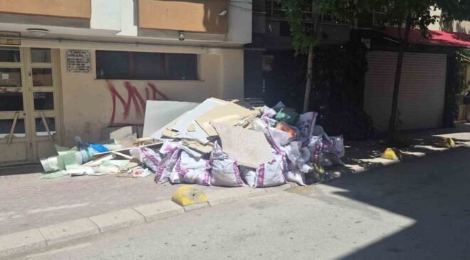 Kaldırıma sorumsuzca bırakılan inşaat artıkları