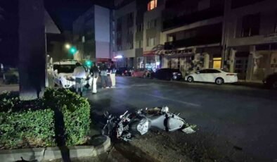Kasisten çapraz geçmek isteyen otomobile motosiklet çarptı: 2 yaralı