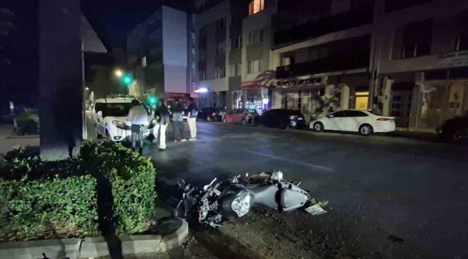 Kasisten çapraz geçmek isteyen otomobile motosiklet çarptı: 2 yaralı