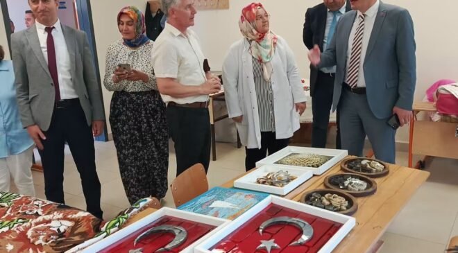 Kaymakam Türker Halk Eğitimi Merkezi kursiyerleriyle bir araya geldi