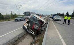 Kazada araçta sıkışan sürücünün imdadına vinç operatörü yetişti