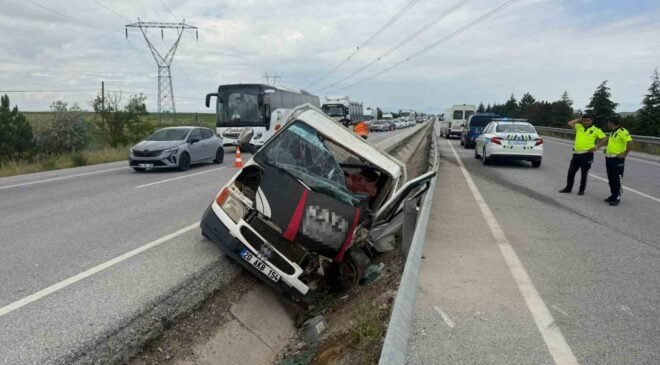 Kazada araçta sıkışan sürücünün imdadına vinç operatörü yetişti