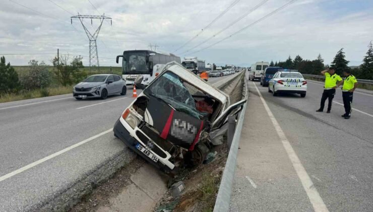 Kazada araçta sıkışan sürücünün imdadına vinç operatörü yetişti