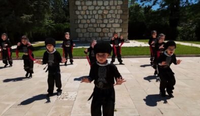 Kazak Türklerinin geleneksel yöresel kıyafetleri ile ünlü ’Kartal Dansı’nı sahnelediler