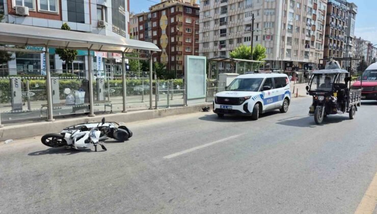 Kırmızı ışık ihlali yapan motosiklet yayaya çarptı: 2 yaralı