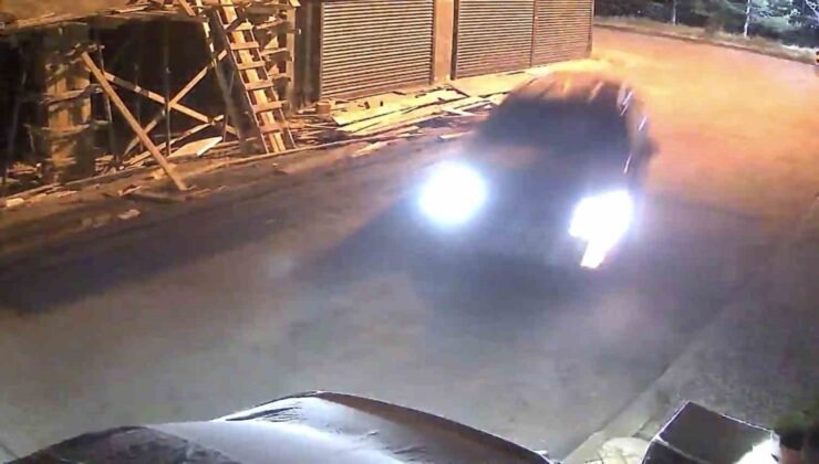 Kontrolden çıkan araç park halindeki motosiklet ve arabaya çarptı: O anlar kamerada