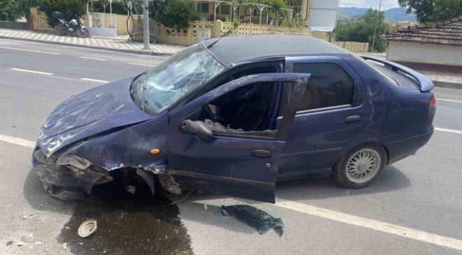 Kontrolden çıkan otomobil önce bir bahçe duvarına, ardından bir eve çarparak durabildi