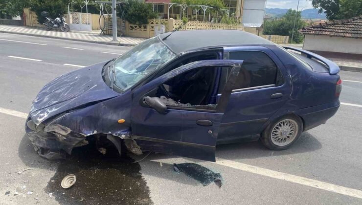 Kontrolden çıkan otomobil önce bir bahçe duvarına, ardından bir eve çarparak durabildi