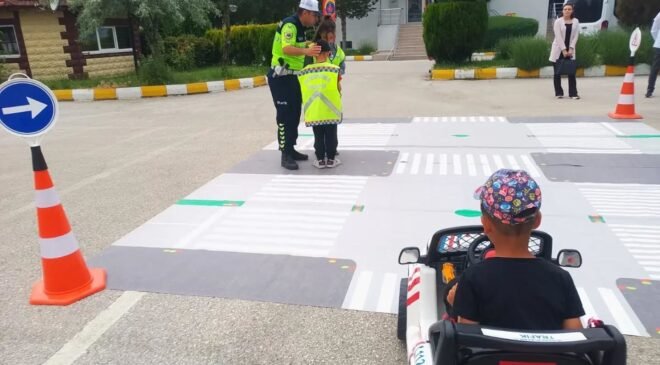 Koruma altındaki çocuklardan jandarma teşkilatına anlamlı ziyaret