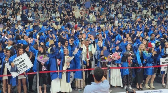 Kütahya Dumlupınar Üniversitesi’nde binlerce öğrenci mezuniyet sevinci yaşadı