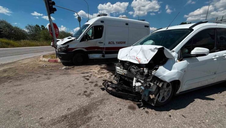 Kütahya’da ambulans hafif ticari araçla çarpıştı: 7 yaralı