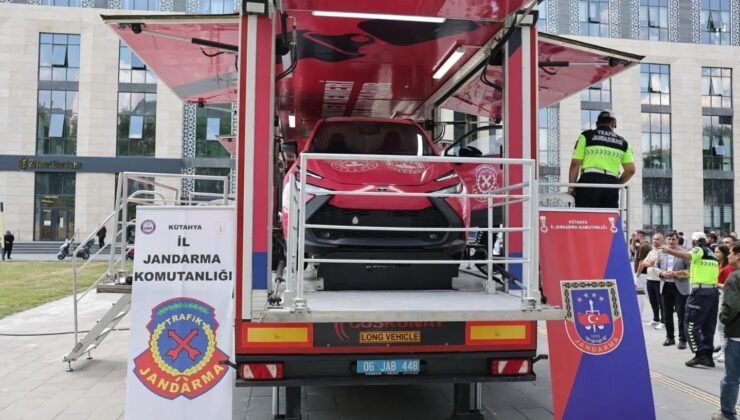 Kütahya’da Jandarma’nın 187. Yılına Özel Trafik Güvenliği etkinliği ilgi gördü