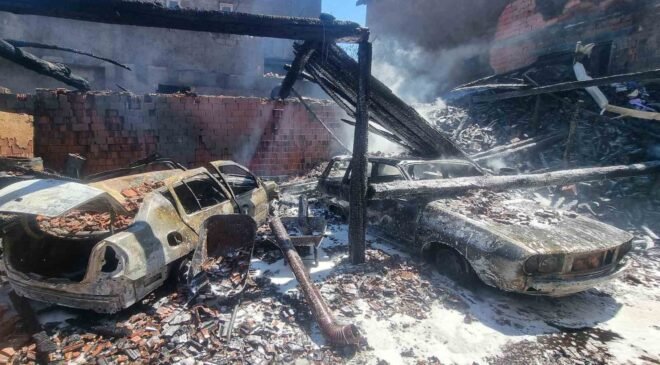 Kütahya’da korkutan yangın: 3 ev hasar gördü, 2 araç küle döndü