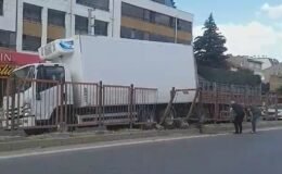 Markete giren sürücü el frenini çekmedi, faciadan dönüldü