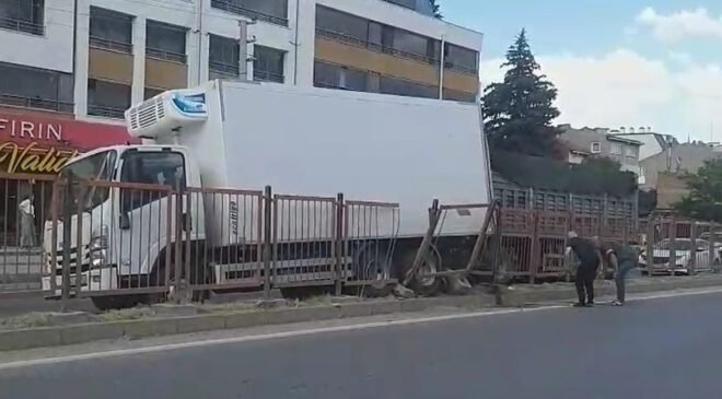 Markete giren sürücü el frenini çekmedi, faciadan dönüldü