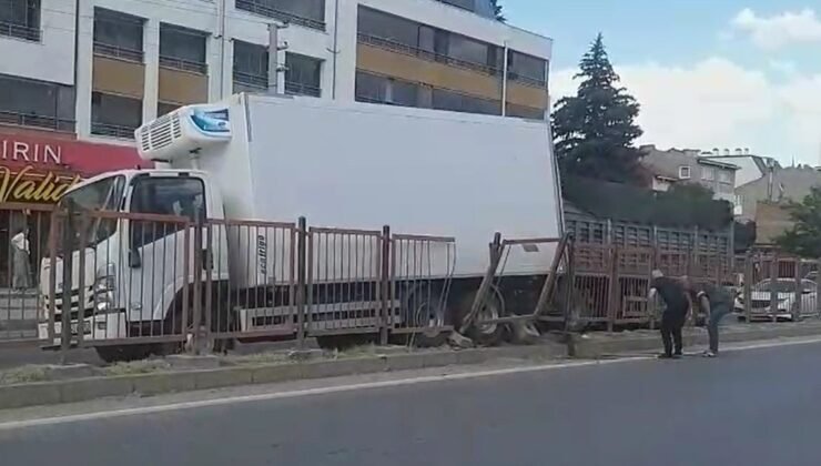 Markete giren sürücü el frenini çekmedi, faciadan dönüldü