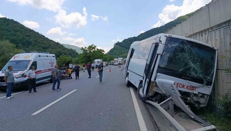 Midibüs tıra arkadan çarptı, 6 kişi yaralandı
