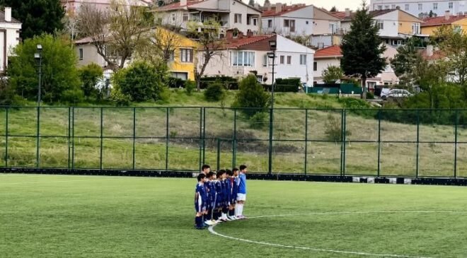 Minikler, hakemin kendilerine küfür ettiği iddiasıyla 1 dakika boyunca topa dokunmadı