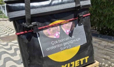 Motokuryeden gülümseten ve düşündüren uyarı: “Çok borcum var, sorry”