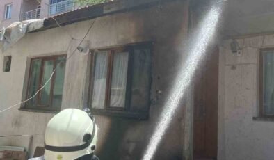 Müstakil evin çatısına çıkan yangın büyümeden söndürüldü