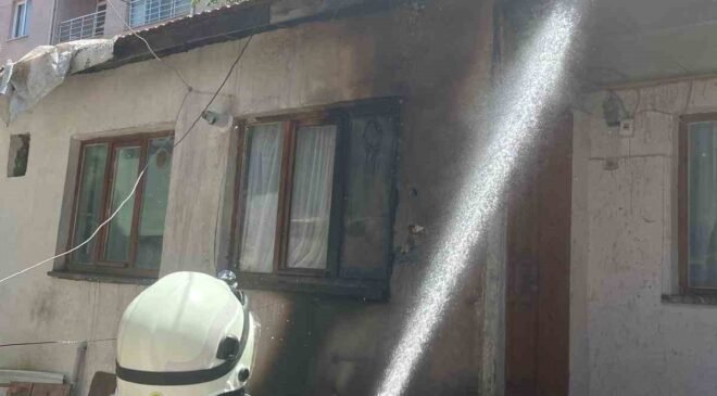 Müstakil evin çatısına çıkan yangın büyümeden söndürüldü