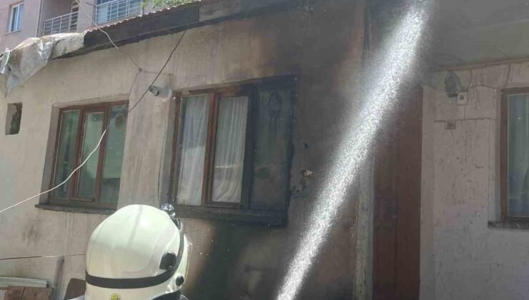 Müstakil evin çatısına çıkan yangın büyümeden söndürüldü