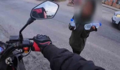 Müşterinin teslim almadığı siparişi yolda su satan çocuklara verdi