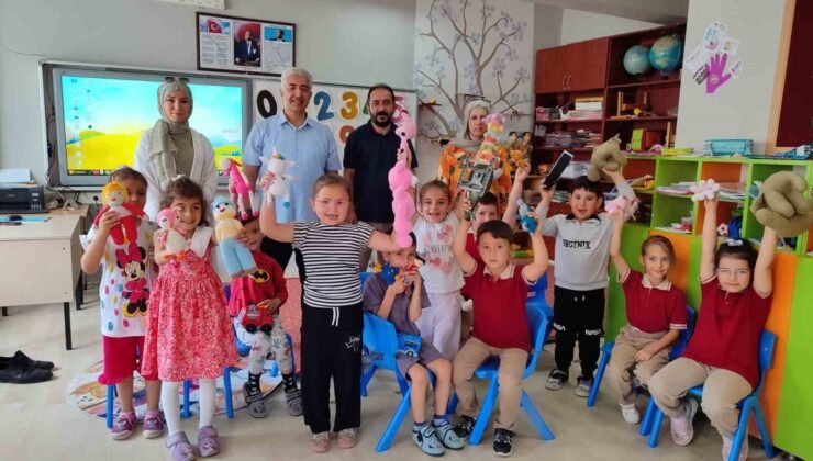 Öğrenci, veli ve öğretmen iş birliğiyle atık ipler rengârenk oyuncaklara dönüştü
