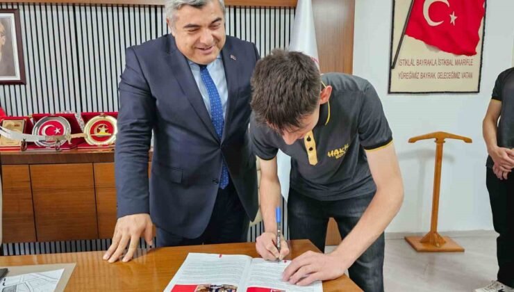 Öğrenciler hazırladığı derginin ilk sayısını Sünnetci’ye hediye etti