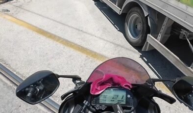 Önüne kıran kamyona çarpmaktan son anda kurtuldu