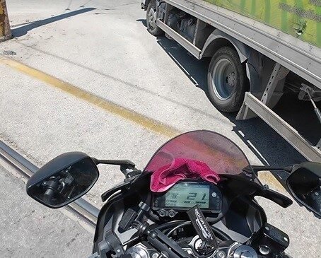 Önüne kıran kamyona çarpmaktan son anda kurtuldu