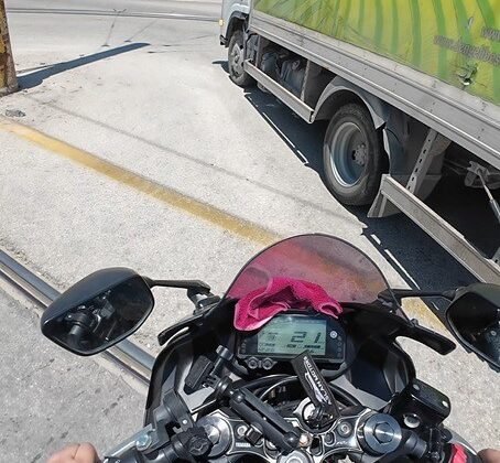 Önüne kıran kamyona çarpmaktan son anda kurtuldu