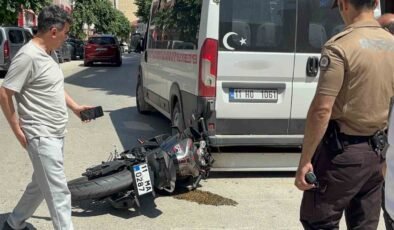 Otomobille çarpışan motosikletli az kalsın minibüsün altında kalıyordu