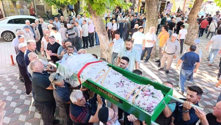 Park halindeki otomobilde ölü bulunan genç kız toprağa verildi