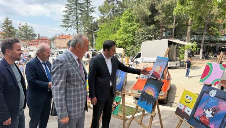 Şaphane’de yılsonu hayır çarşısı ve sergi yoğun ilgi gördü