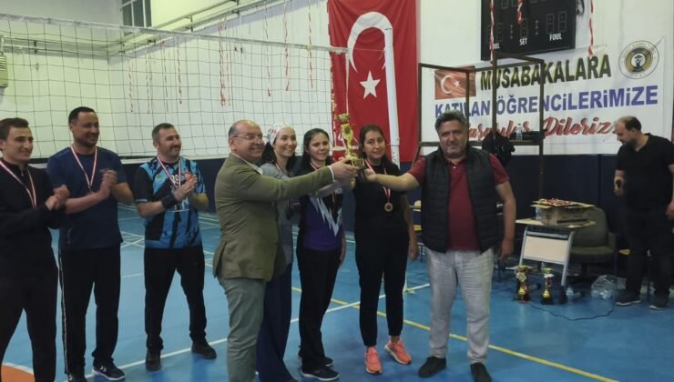 Şehit öğretmen anısına düzenlenen voleybol turnuvası sona erdi