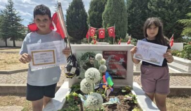 Şehit operatörün çocukaları karnelerinin babalarının kabrine götürdü
